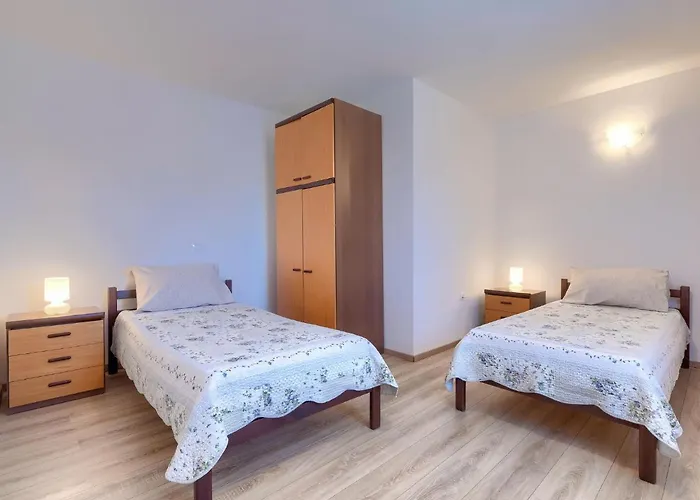 Nyaraló Lancin By Interhome Divšići